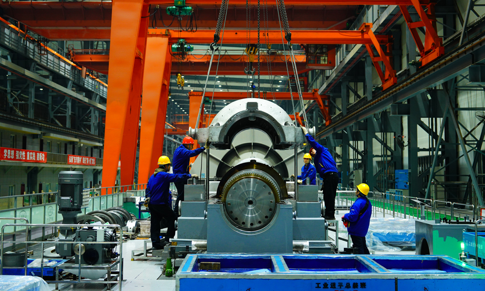 安多光熱項目位于海拔4650米的唐古拉高山區，是世界首個在高海拔、電網末端地區開展的塔式光熱項目，也是目前全球最高海拔光熱項目。為適配高海拔、弱電網等復雜工況，滿足高原頻繁啟停需求，此次發運的汽輪機組采用先進熔鹽塔式光熱技術與第四代高效通流設計，融合轉子全生命周期管理、末級葉片監測等技術，搭配自主研發的高海拔軸封自適應、排汽通風系統，顯著提升機組在高原環境下的寬負荷適應性，保障機組在整個生命周期內葉片與軸系的安全可靠運行。