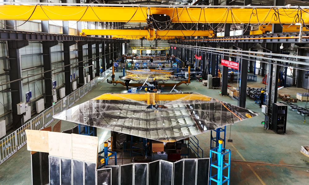 截至目前，東方電氣集團為安多光熱項目研制的蒸汽發生器、汽輪發電機組等關鍵設備已順利交付，定日鏡產量突破1.2萬面。其中，定日鏡所采用的高性能聚氨酯灌封膠由東方電氣集團自主研制，為高原工況量身打造，具有高強高韌的粘接性能，為設備長壽命運行提供保障，實現了國產化替代。