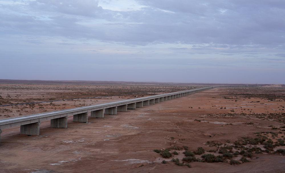 近日，阿爾及利亞西部鐵路礦業線項目全線正式通車。該項目是中國企業在非洲建設的首條沙漠重載鐵路。圖為項目施工現場。