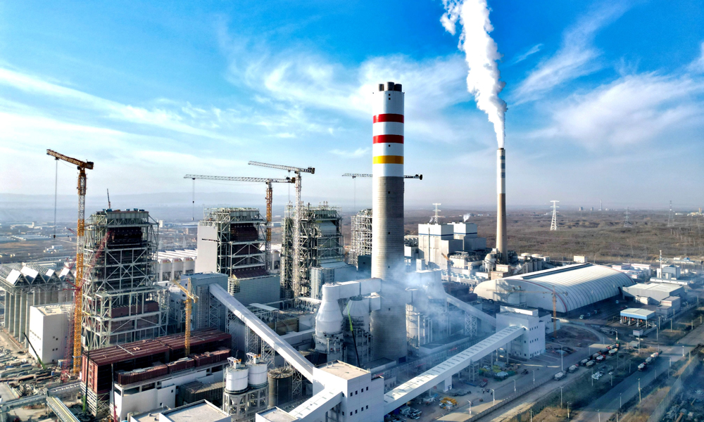 寧夏騰格里中衛電廠4×660MW擴建機組，是“寧湘直流”配套調峰電源，兼具深度調峰與近零排放優勢，全容量投產后將為騰格里“沙戈荒”大基地綠電外送提供穩定支撐，對深化東中西部跨區域能源協作、促進區域能源供需平衡意義深遠。