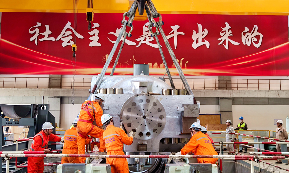 據介紹，寧夏騰格里中衛電廠4×660兆瓦擴建工程自2024年4月開工建設以來，國家能源集團寧夏電力有限公司面對“四機同建”多重挑戰，嚴把工程質量和施工安全，環保上堅守“直流配套、靈活啟停”設計原則與核心技術路線，整合一期資源提升機組效能，優化99項關鍵設計與17項互聯互通方案，配套9項科技項目，依托中水回用、固廢合規處置等措施，打造“沙戈荒”新能源大基地綠色節能智慧示范工程。