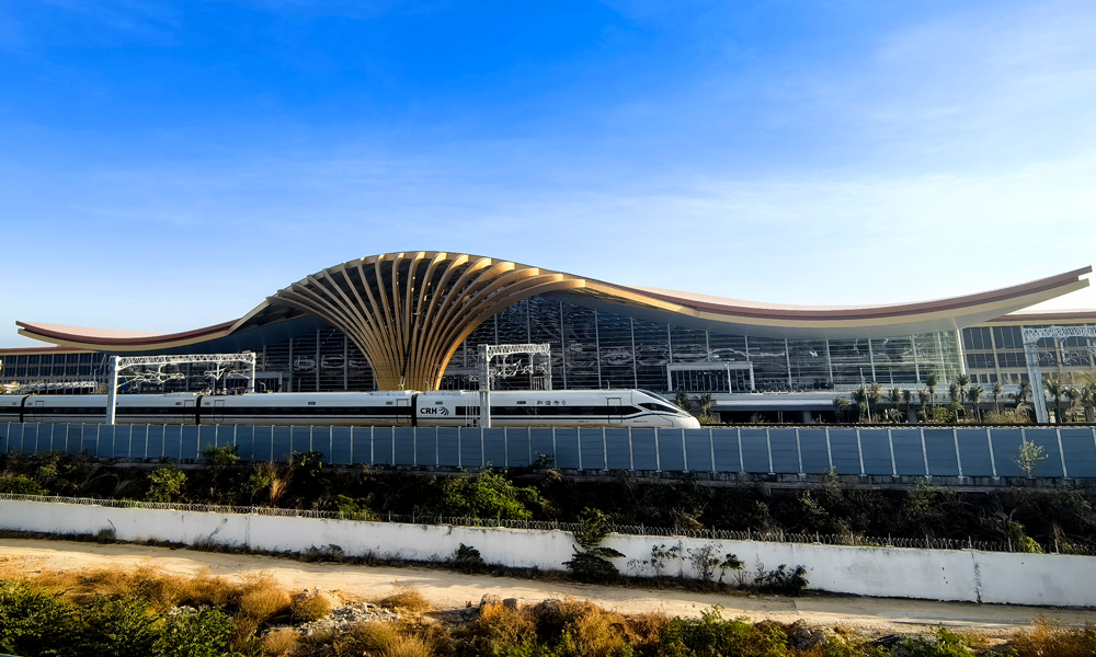 近日，中建三局承建的三亞鳳凰國際機場（以下簡稱“三亞機場”）T3航站樓投入使用。項目位于海南省三亞市，是海南自貿港全島封關運作的重要項目之一，主要建設內容包括T3航站樓及相關配套工程，建成后將進一步提升三亞機場綜合運行保障能力。