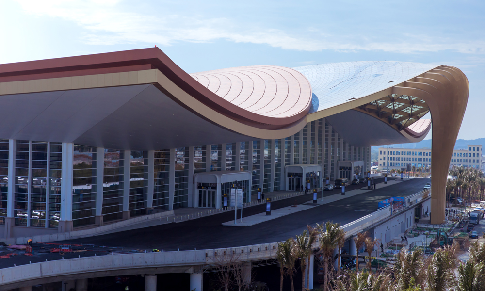 T3航站樓全面開放投用后，三亞機場航站樓總面積將增至22.8萬平方米，助力海南自貿港加快建設國際旅游消費中心和國際航空區域樞紐。