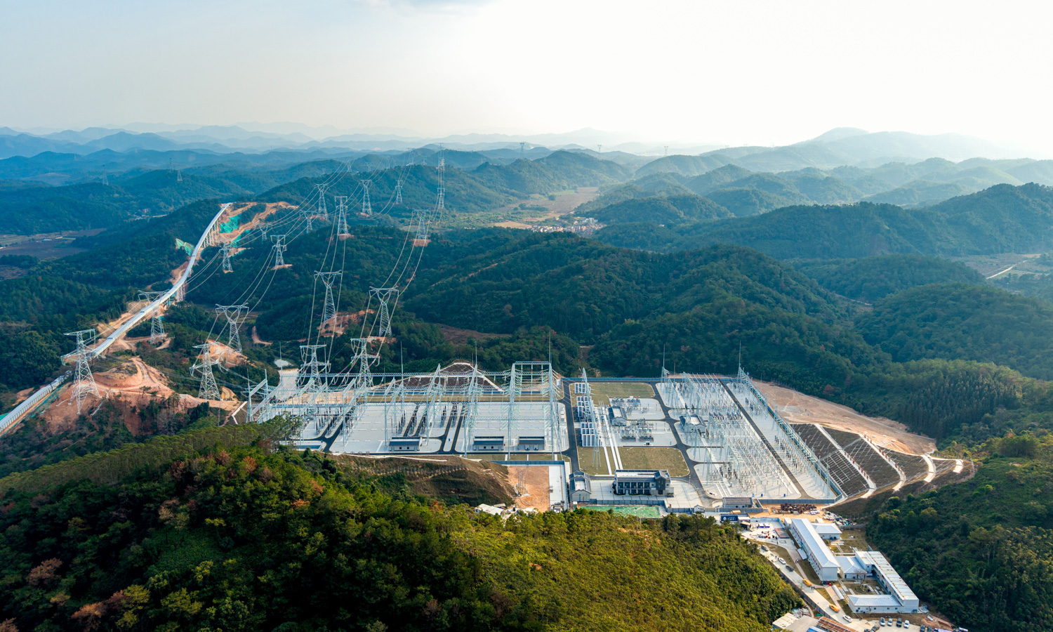 春節期間，南方電網9項重大工程不停工，一季度計劃投資超30億元，藏粵直流工程、三山島工程、棠下柔直工程、桂林灌陽抽水蓄能工程等一批關乎國計民生的重大能源工程，自大年初三起陸續復工，1400余名建設者堅守崗位，全力沖刺一季度“開門紅”。