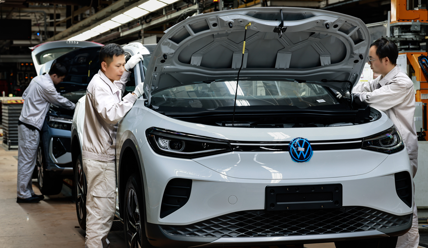 一汽大眾佛山分公司工作人員在總裝生產線裝配車輛。