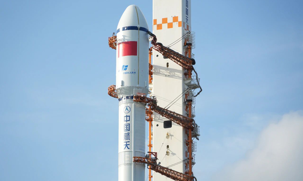 天舟七號(hào)貨運(yùn)飛船與長征七號(hào)遙八運(yùn)載火箭組合體蓄勢待發(fā)。