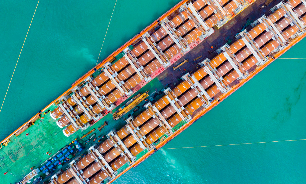 2月下旬，在中國海油下屬海油工程珠海建造場地，亞洲最長、最重導管架鋼樁——“?；枴睂Ч芗茕摌锻瓿裳b船，預計3月中旬離港。圖為“海基二號”導管架鋼樁開展裝船固定作業。