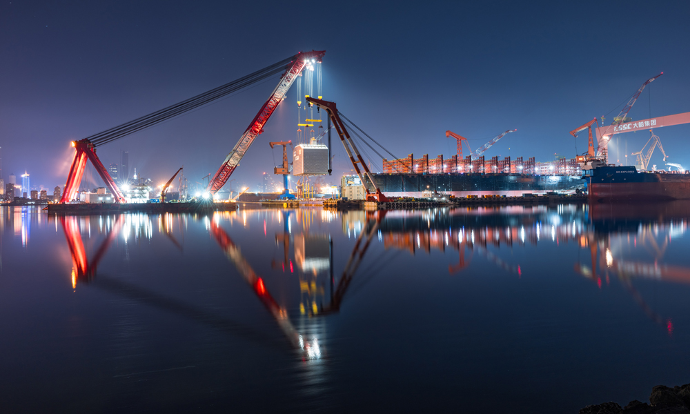 日前，由大連造船自主設(shè)計(jì)的全球最大B型LNG燃料艙順利吊運(yùn)安裝結(jié)束，本次吊裝作業(yè)采用3600噸大型海吊一次性安裝到位，全程實(shí)際用時(shí)約29小時(shí)，相比原定計(jì)劃提前9.5小時(shí)完成全過程吊裝作業(yè)。常江 攝