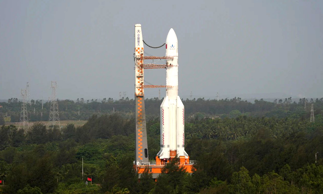 嫦娥六號探測器、長征五號遙八運載火箭分別于1月、3月運抵發射場后，陸續完成總裝、測試等各項準備工作。4月27日，承載著長征五號遙八運載火箭的活動發射平臺，緩緩將器箭組合體從垂直測試廠房安全轉運至發射區。后續將按計劃開展各項功能檢查、聯合測試、推進劑加注等工作。