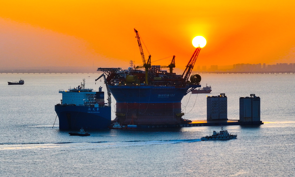 “?？惶枴奔蜕a、存儲、外輸等功能于一體，包括船體和上部功能模塊兩部分，最大儲油量達6萬噸，是世界上首個集成海洋一體化監(jiān)測系統、數據集成平臺、機械設備健康管理系統等多系統的“數智化”圓筒型FPSO。投產后，“?？惶枴比仗幚碓土靠蛇_5600噸，為我國深水油氣田高效開發(fā)提供全新方案。