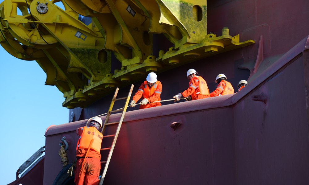 “海葵一號”裝船作業(yè)首次在國內大型海洋平臺裝船中應用捕捉器、自動全站儀與水下攝像頭相結合的定位技術，首次采用我國自主研發(fā)的智能測量機器人輔助系統，由我國自主完成技術方案編制、復雜計算分析、施工指揮管理等系列工作。目前，中國海油已系統掌握了拖拉裝船、模塊化運輸車裝船、浮托裝船等多類型海洋平臺裝船運輸成套技術。圖為施工人員拆卸“?？惶枴惫潭ㄆ陂g干涉物。