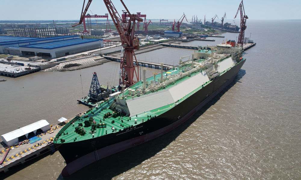5月15日，我國最大規(guī)模LNG（液化天然氣）運輸船建造項目——中國海油液化天然氣運輸船項目首制船“綠能瀛”號在上海市長興島成功交付，標志著我國新建大型液化天然氣運輸船取得新進展。“綠能瀛”號總長達299米，寬度46.4米，一艘船的用鋼材量達到25000噸。甲板面積相當于3個標準足球場，可裝載17.4萬立方米液化天然氣，能夠滿足700萬個家庭一個月的用氣需求。