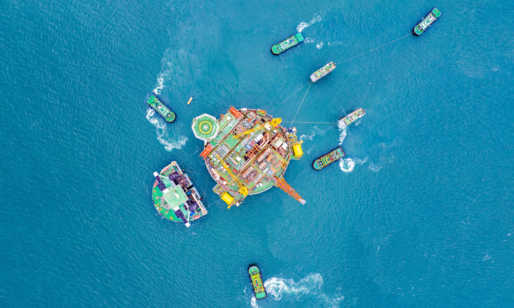 5月24日，由我國(guó)自主設(shè)計(jì)建造的亞洲首艘圓筒型“海上油氣加工廠”——“海葵一號(hào)”在廣東省珠江口大嶼山錨地完成浮卸作業(yè)，為我國(guó)首個(gè)深水油田二次開(kāi)發(fā)項(xiàng)目年內(nèi)投產(chǎn)奠定基礎(chǔ)。據(jù)悉，“海葵一號(hào)”浮卸完成后，將由港作拖輪拖至錨地開(kāi)闊水域。