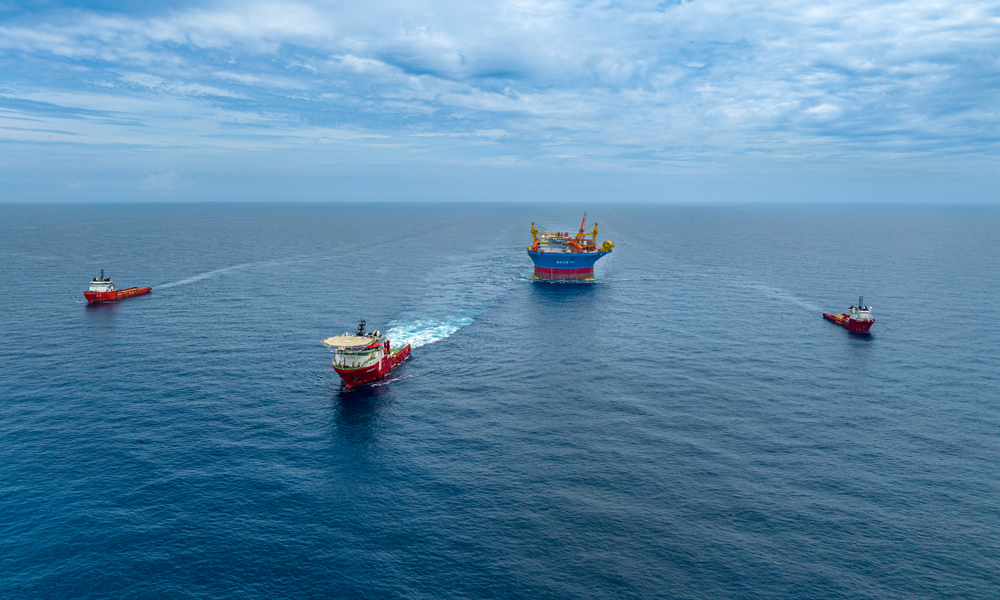 拖輪形成編隊(duì)牽引著“海葵一號(hào)”前往施工海域。