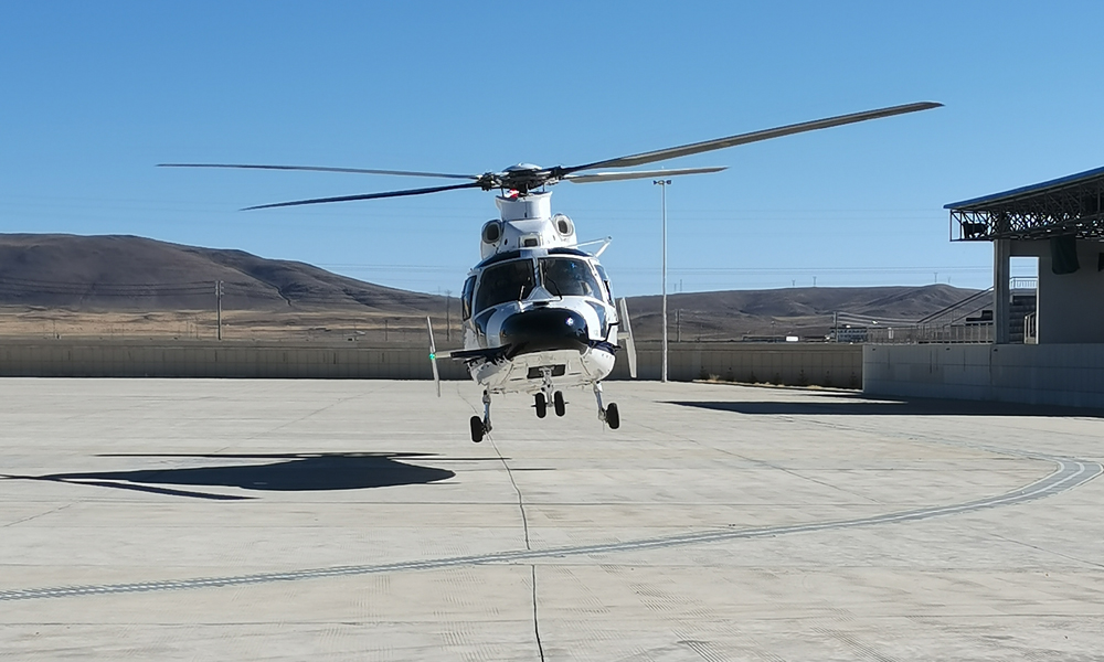 近日，航空工業(yè)研制的“吉祥鳥”AC312E民用直升機(jī)先后在西藏朋康機(jī)場（海拔3600米）、那曲起降點(diǎn)（海拔4500米）完成起降能力驗(yàn)證和高原轉(zhuǎn)場飛行，以及那曲起降點(diǎn)規(guī)定重量的無地效懸停試飛。