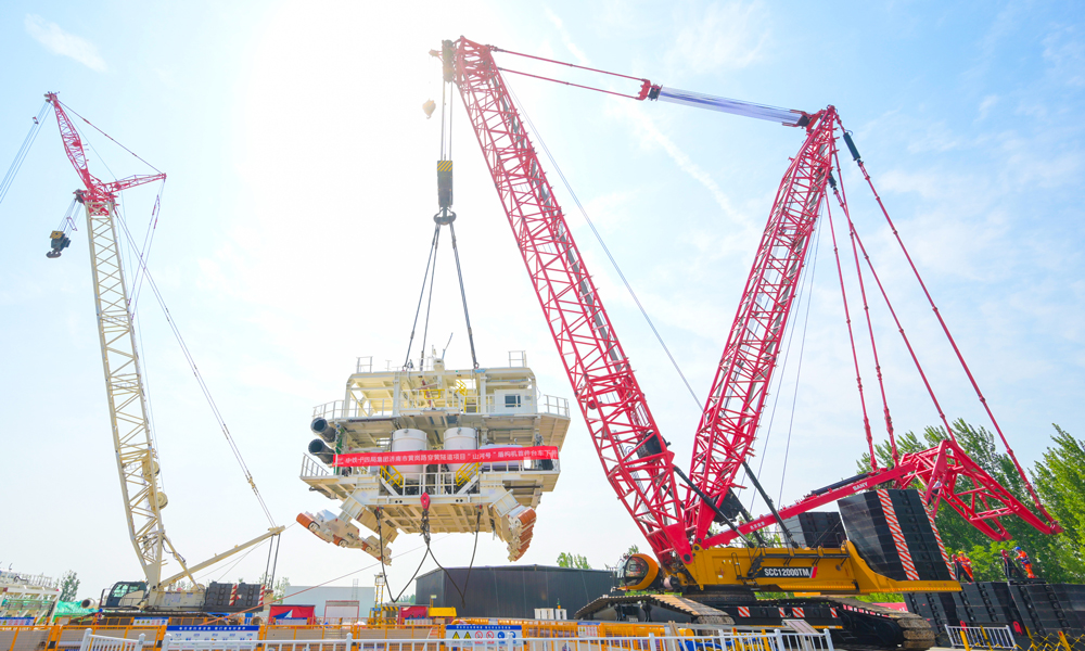 6月11日，由中國鐵建所屬的中鐵十四局承建的濟南市黃崗路穿黃隧道項目“山河號”盾構機首件開始吊裝下井，拉開了全球在建最大直徑泥水盾構機下井組裝的序幕，為盾構機始發掘進重大節點目標的實現奠定了基礎。圖為吊裝作業現場。