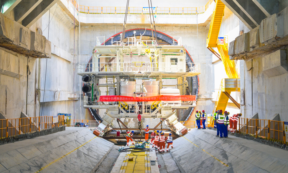 濟南黃崗路穿黃隧道工程是構建南北向跨黃河的大通道之一，建成后，將助力濟南主城區與新舊動能轉換起步區互聯互通，有力推進起步區建設全面提速，促進濟南從“大明湖時代”邁向“黃河時代”，為黃河流域生態保護和高質量發展提供有力支持。圖為始發井內，盾構機臺車吊裝到指定位置。