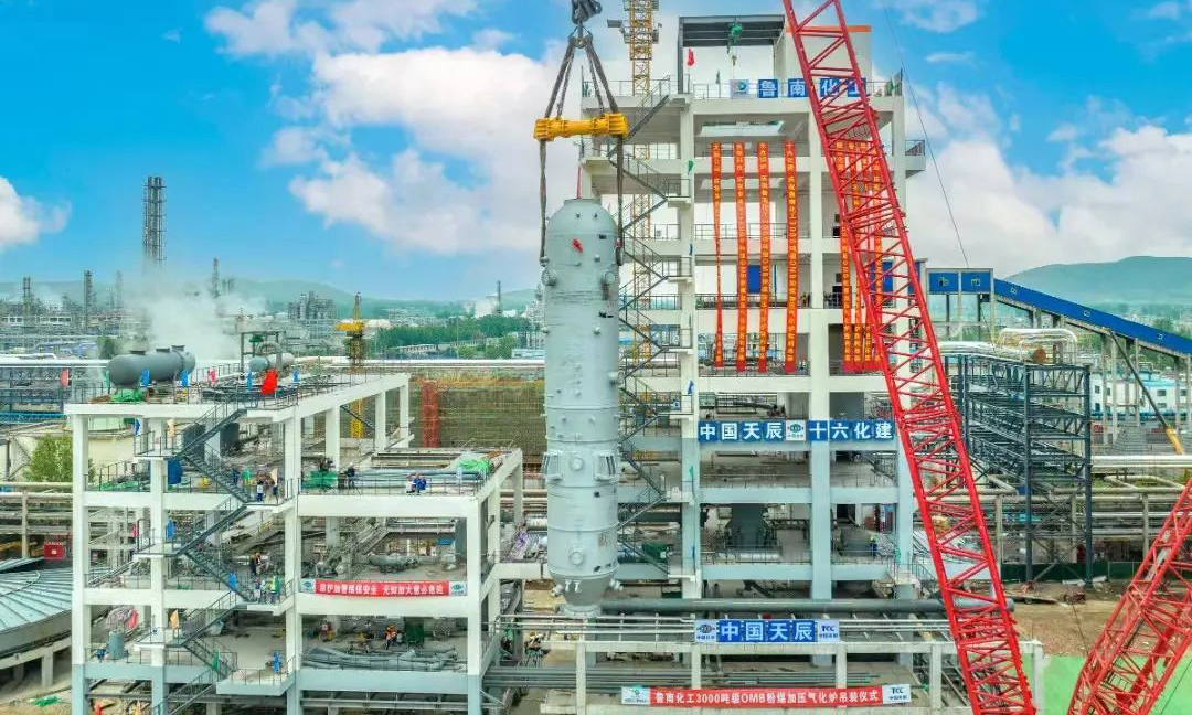 近日，由東方電氣集團東方鍋爐股份有限公司制造的世界首臺套3000噸級多噴嘴對置式（OMB）粉煤加壓氣化爐——魯南化工項目氣化爐一次投料成功，該己內酰胺產業鏈配套節能減碳一體化項目正式投產，東方電氣集團在大型化工核心高端裝備制造領域取得新突破。