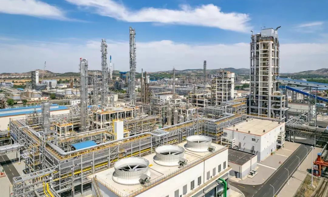 魯南化工項目是己內酰胺的強鏈工程，也是OMB粉煤加壓氣化技術的工業化示范裝置，項目的一次性順利投產將實現低階煤的提級利用，填補我國在劣質原料煤氣化技術領域的空白，對化工裝置原料煤的升級利用、清潔高效生產具有積極意義。