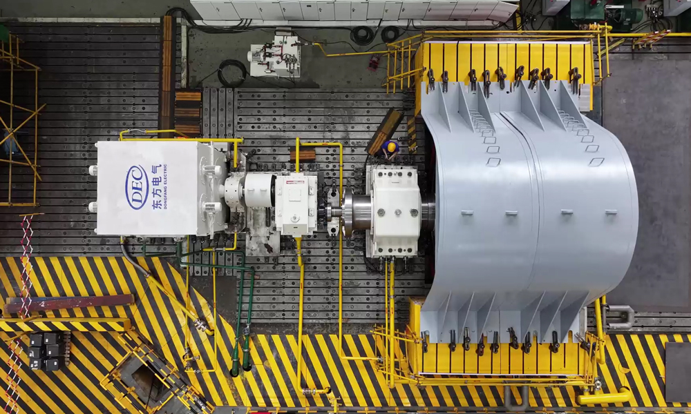 該轉(zhuǎn)子創(chuàng)新采用端部整體護(hù)環(huán)固定結(jié)構(gòu)，應(yīng)用新型轉(zhuǎn)子繞組接線方法，開發(fā)超大直徑非磁性金屬護(hù)環(huán)，攻克了高轉(zhuǎn)速大尺寸繞線式轉(zhuǎn)子結(jié)構(gòu)的設(shè)計(jì)開發(fā)、工藝制造、裝配安裝等難題，確保了整個(gè)轉(zhuǎn)子系統(tǒng)的穩(wěn)定性和可靠性，為我國(guó)變速抽水蓄能機(jī)組研制應(yīng)用奠定堅(jiān)實(shí)基礎(chǔ)。