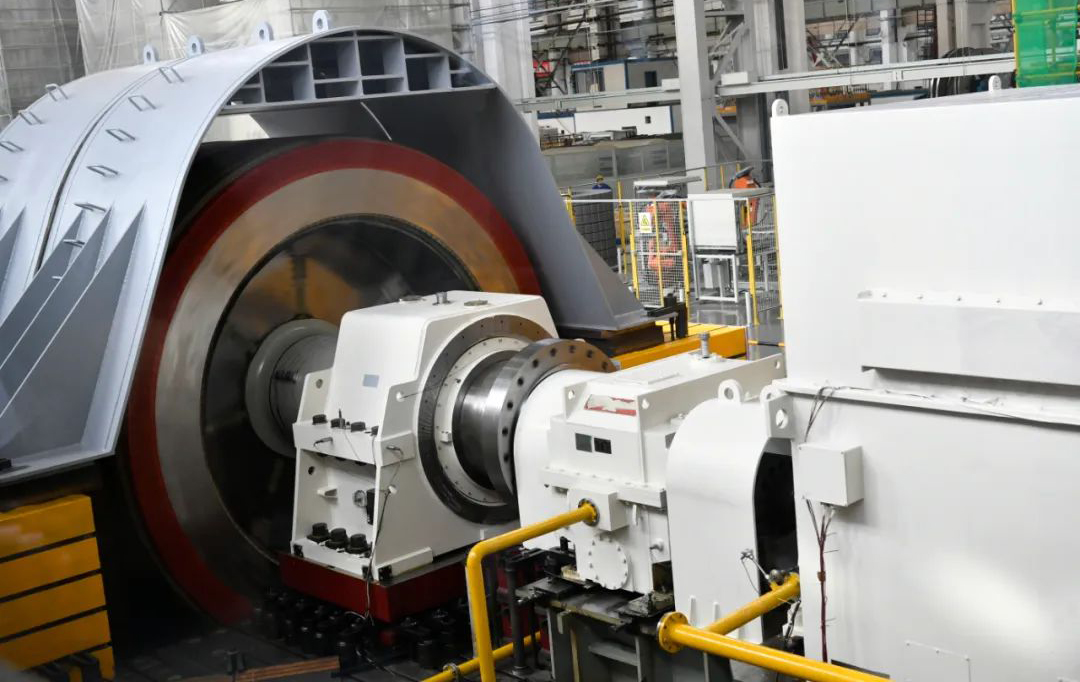 變速抽水蓄能機(jī)組以靈活、穩(wěn)定、快速響應(yīng)等運(yùn)行優(yōu)勢(shì)，成為行業(yè)關(guān)注的焦點(diǎn)。東方電氣集團(tuán)自2013年起，就錨定攻克變速抽水蓄能機(jī)組研制最難啃的“硬骨頭”——轉(zhuǎn)子動(dòng)態(tài)穩(wěn)定性關(guān)鍵研究難題，通過新的技術(shù)路線設(shè)計(jì)開發(fā)、大量研究試驗(yàn)、優(yōu)化改進(jìn)以及產(chǎn)品制造全過程的創(chuàng)新，最終確保了轉(zhuǎn)子性能全面滿足工程應(yīng)用要求。此外，還攻克了變速抽水蓄能機(jī)組水泵水輪機(jī)水力開發(fā)、機(jī)組過渡過程等“卡脖子”難題，取得了一系列重要成果。