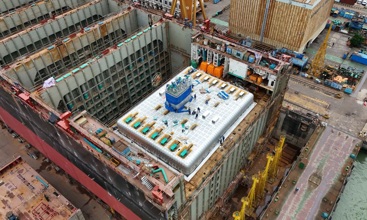 日前，中國船舶廣船國際建造的首艘16000TEU雙燃料集裝箱船完成B型LNG燃料艙吊裝。該B型LNG燃料艙艙容為13000立方米，重達1200噸，為目前國內船用最大的B型LNG燃料單艙。