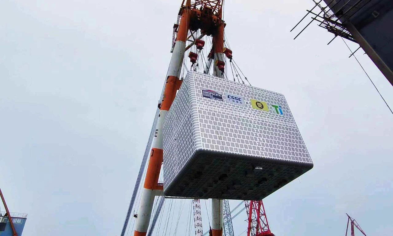 目前，市場主流LNG艙室為薄膜艙與獨立艙，其中獨立艙分為A型、B型、C型。航運市場應用的B型艙主要有兩種，一種是球形燃料艙，簡稱“MOSS艙”，另一種是棱柱型燃料艙，簡稱“SPB艙”。SPB艙集成了薄膜艙和MOSS艙的優點，其棱柱結構保證了高容積利用率和低空氣吃水，同時其內部具有橫向擋板和中縱艙壁，即使在部分裝載工況下，也可以有效減少液體晃蕩。這次廣船國際吊裝的LNG燃料艙為B型SPB艙。