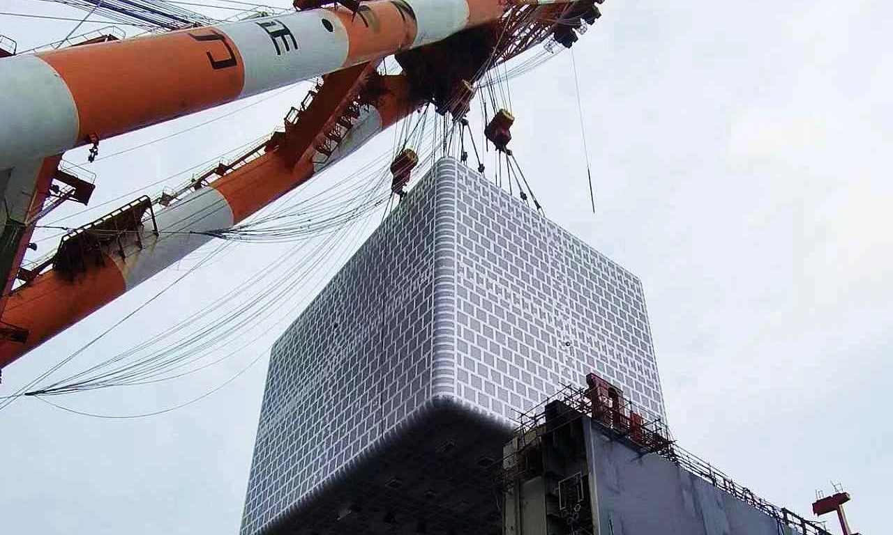 吊裝當日，廣船國際吊裝團隊在凌晨5點便抵達作業現場，在正式起吊前對B型艙進行試吊、試剎車作業，確保無任何異常后再正式起吊。正式起吊及落位過程中作業人員實時監測駁船吃水的變化和移動，避免發生碰撞，為吊裝作業保駕護航，最終順利完成吊裝作業。該B型艙的吊裝所形成的系統性方案以及吊裝、安裝工藝文件，將為后續同類型船舶建造提供寶貴的經驗。