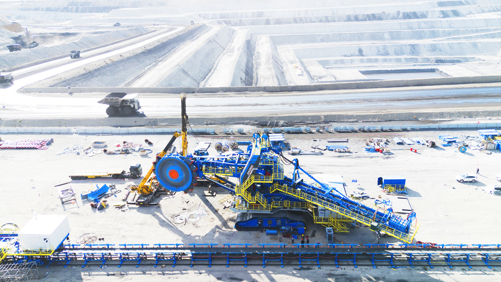 在組裝現場，國產化首臺套純電驅動大切割力緊湊型輪斗挖掘機一次性通過設備各執行機構試運轉。該設備由中國煤炭科工集團所屬沈陽設計院自主研制，理論挖掘能力為每小時3900立方米，線切割力達200千牛每米，同等規格設備中，處于國際領先水平。輪斗是連續采煤成套裝備的核心裝備，該設備的投入使用徹底扭轉我國露天礦連續工藝核心裝備依賴進口的局面，是我國露天開采領域的國之大器。