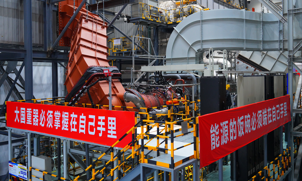 11月25日，由東方電氣集團自主研制的國內(nèi)首臺15兆瓦重型燃氣輪機（以下簡稱G15）在四川德陽整機首次點火成功，標(biāo)志著東方電氣集團率先在國內(nèi)實現(xiàn)自主重型燃氣輪機成熟化、系列化、譜系化布局，我國重型燃氣輪機產(chǎn)業(yè)鏈發(fā)展邁出了堅定一步。圖為G15試驗臺位及試驗臺位上的G15本體。