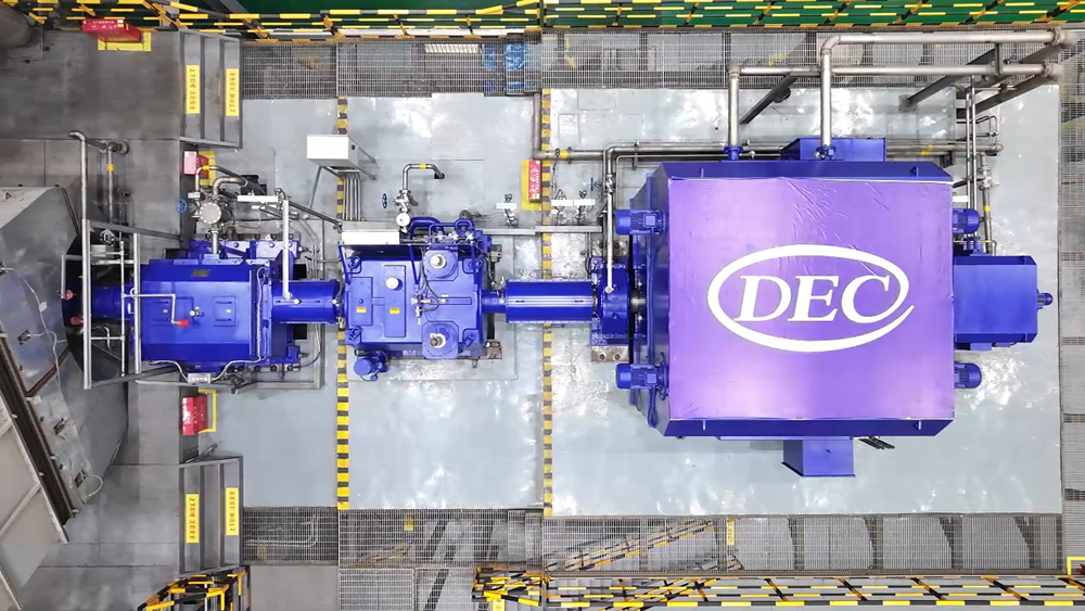 G15是東方電氣集團自主重型燃氣輪機系列化研制的第二個產(chǎn)品，于2019年啟動，2021年完成概念設(shè)計，2023年完成施工設(shè)計并開始部件制造，今年7月4日正式下線。G15機組功率為16.5兆瓦，熱效率大于35%，相較于同功率的火力發(fā)電機組，一年可減少碳排放超過15萬噸，聯(lián)合循環(huán)一小時發(fā)電量超過2.2萬度，可滿足2500個家庭1天的用電需求，不僅可用于熱電聯(lián)產(chǎn)、分布式能源、海上平臺發(fā)電，還可以和光伏、儲能等綠色低碳技術(shù)耦合，構(gòu)建可應(yīng)用于醫(yī)院、學(xué)校、小區(qū)、工業(yè)園區(qū)等不同場景的“源網(wǎng)荷儲”綜合能源運用場景。圖為G15拖動裝置。