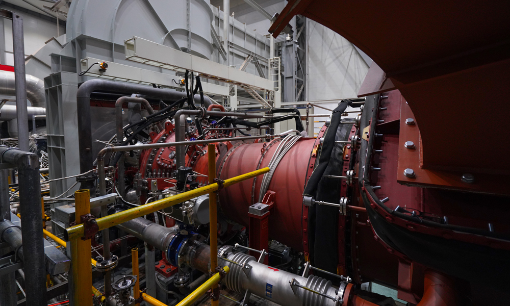 自主研發(fā)重型燃氣輪機不僅關(guān)乎工業(yè)技術(shù)，更是關(guān)乎國家能源安全的重要一環(huán)。近年來，東方電氣集團重型燃氣輪機實現(xiàn)了從技術(shù)創(chuàng)新、產(chǎn)品創(chuàng)新到產(chǎn)業(yè)創(chuàng)新的創(chuàng)新發(fā)展之路。此次點火，不僅代表著技術(shù)上的突破，更標(biāo)志著我國重型燃氣輪機產(chǎn)業(yè)正在走向成熟化、系列化、譜系化，為燃氣輪機產(chǎn)業(yè)發(fā)展注入強勁動力。圖為G15本體。