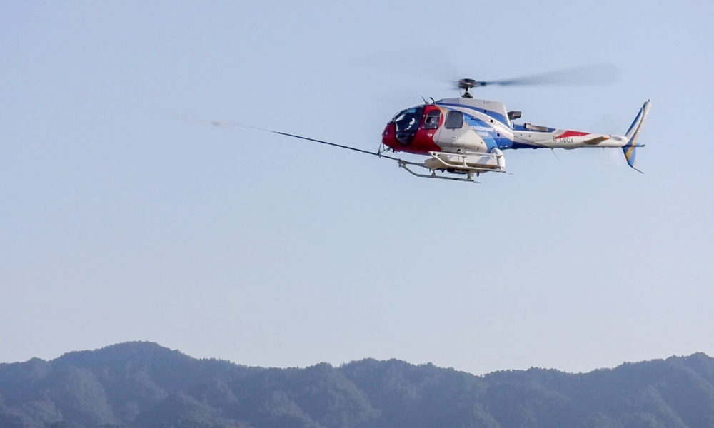 近日，“吉祥鳥”AC311A直升機加裝消防水炮在景德鎮呂蒙機場實現成功首飛。直升機搭載著國產消防水炮騰空而起，在飛行至20米高度時，飛行員啟動水炮，水柱從炮管中噴涌而出，達到預定噴射效果。