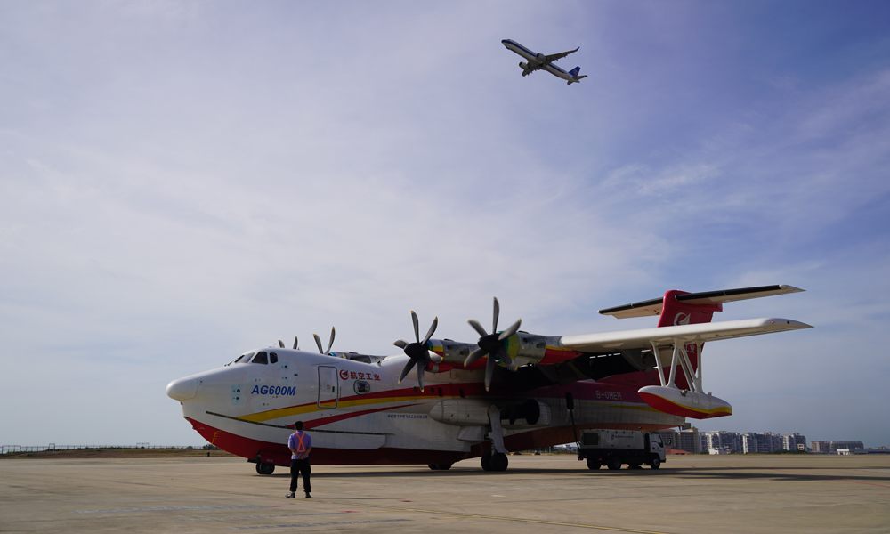 AG600M（1005架）于12月8日由湖北荊門漳河機場起飛，經(jīng)1500余千米的飛行，首次抵達三亞鳳凰國際機場，開展試驗試飛任務(wù)。