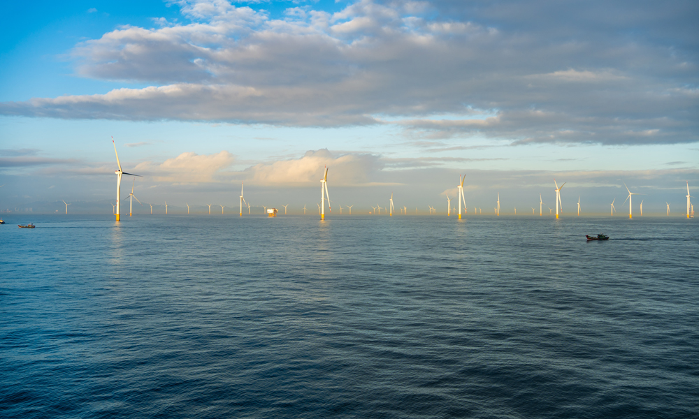 近日，國(guó)家千萬(wàn)千瓦級(jí)粵東海上風(fēng)電基地首批示范項(xiàng)目——華能汕頭勒門（二）60萬(wàn)千瓦海上風(fēng)電場(chǎng)項(xiàng)目并網(wǎng)投運(yùn)，標(biāo)志著中國(guó)華能在粵海上風(fēng)電實(shí)現(xiàn)“零”的突破。