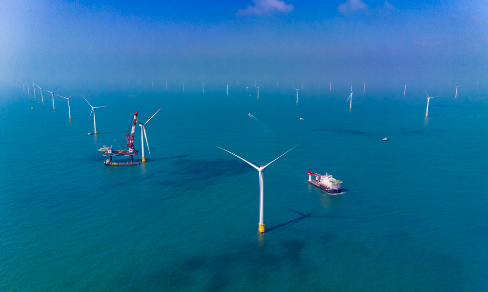 項(xiàng)目建設(shè)過(guò)程中，南方分公司汕頭海上風(fēng)電公司面對(duì)海域海況復(fù)雜、設(shè)備供貨緊張、協(xié)調(diào)難度大、施工窗口期短等困難，施工安全高效，刷新了國(guó)內(nèi)同類型海上升壓站安裝、大兆瓦風(fēng)機(jī)吊裝施工紀(jì)錄，不到2個(gè)月完成11.4公里送出工程自主建設(shè)。