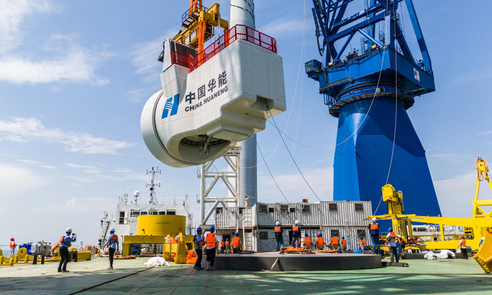 華能勒門（二）海上風(fēng)電項(xiàng)目創(chuàng)造了多個(gè)“全國(guó)第一”，填補(bǔ)了多項(xiàng)技術(shù)應(yīng)用的行業(yè)空白。首次示范應(yīng)用由中國(guó)華能牽頭研制的11兆瓦國(guó)產(chǎn)化直驅(qū)型海上風(fēng)電機(jī)組，創(chuàng)新采用220千伏電壓等級(jí)全球截面最大的銅芯平滑鋁護(hù)套電纜系統(tǒng)，首次示范應(yīng)用66千伏濕式輕型海纜等新技術(shù)，建設(shè)了國(guó)內(nèi)首個(gè)5G雙域安全專網(wǎng)、一體化智能感知監(jiān)測(cè)系統(tǒng)，打造“安全智慧、環(huán)境友好”型海上風(fēng)電示范項(xiàng)目，為后續(xù)海上風(fēng)電創(chuàng)新發(fā)展提供了可借鑒、可復(fù)制的華能樣板。