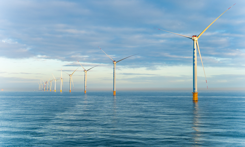 華能勒門（二）海上風(fēng)電項(xiàng)目是廣東省“十四五”重點(diǎn)工程，是中國(guó)華能粵東千萬(wàn)千瓦級(jí)“風(fēng)光水火儲(chǔ)一體化”能源基地的標(biāo)志性工程。項(xiàng)目位于廣東省汕頭市南澳島南側(cè)海域，總裝機(jī)60萬(wàn)千瓦，布置54臺(tái)11兆瓦風(fēng)電機(jī)組，配套建設(shè)1座220千伏海上升壓站和1座陸上開(kāi)關(guān)站。