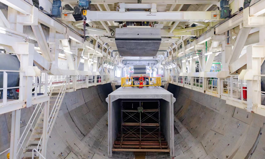 濟(jì)南黃河濟(jì)濼路北延工程，起自濟(jì)濼路隧道敞開段，終點(diǎn)至國(guó)道308線，全長(zhǎng)4383米，設(shè)計(jì)為公軌合建雙洞隧道，上層為雙向六車道公路，下層預(yù)留軌道交通空間。以盾構(gòu)隧道方式下穿邯濟(jì)鐵路、鵲山水庫(kù)，盾構(gòu)段長(zhǎng)2045米，管片外徑15.2米，盾構(gòu)機(jī)刀盤開挖直徑15.76米，為目前國(guó)內(nèi)在建最大直徑公軌合建隧道。圖為隧道施工現(xiàn)場(chǎng)。