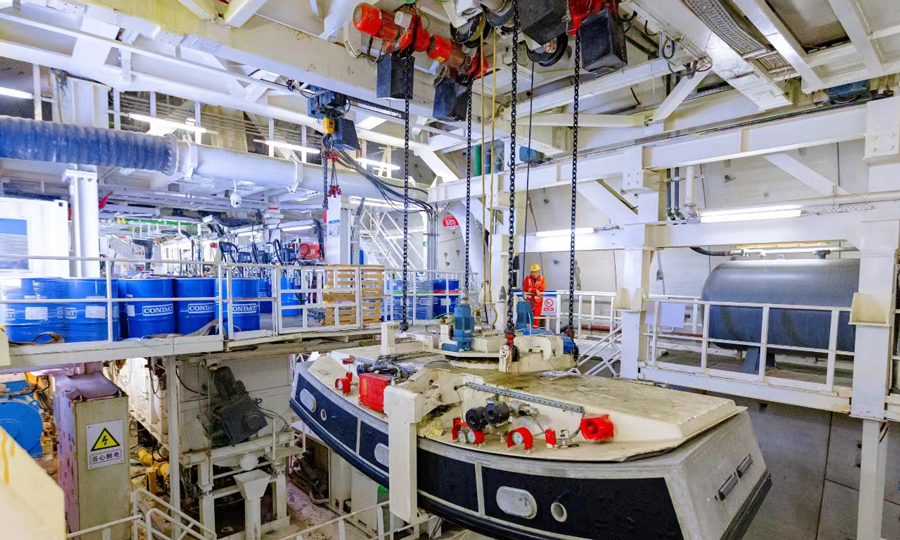 工程具有深基坑、淺覆土、大直徑、長(zhǎng)距離、高風(fēng)險(xiǎn)等特點(diǎn)。中鐵十四局項(xiàng)目團(tuán)隊(duì)對(duì)盾構(gòu)機(jī)刀盤、沖刷系統(tǒng)等進(jìn)行了針對(duì)性升級(jí)和優(yōu)化，工效提升了20%，最高日進(jìn)尺18米，最高月進(jìn)尺332米，成型隧道不滲不漏，內(nèi)實(shí)外美。圖為隧道內(nèi)管片轉(zhuǎn)運(yùn)現(xiàn)場(chǎng)。