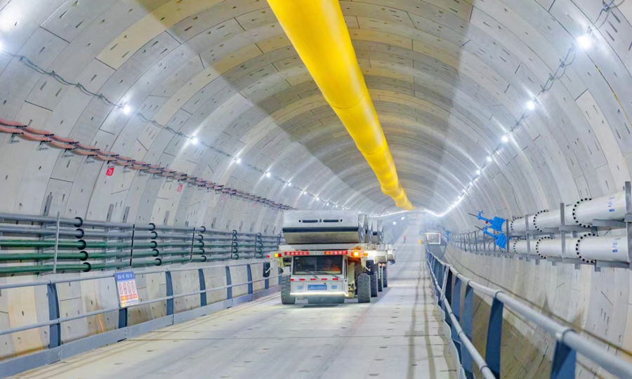 濟(jì)南黃河濟(jì)濼路北延隧道工程是深入落實(shí)黃河流域生態(tài)保護(hù)和高質(zhì)量發(fā)展國(guó)家戰(zhàn)略的重要交通工程，也是連通濟(jì)南市主城區(qū)和新舊動(dòng)能轉(zhuǎn)換起步區(qū)的重要紐帶。工程建成后，將進(jìn)一步優(yōu)化黃河兩岸交通布局，有力服務(wù)城市空間拓展，推動(dòng)濟(jì)南“攜河北跨”戰(zhàn)略的實(shí)施。未來(lái)，市民從濟(jì)南城市副中心到主城區(qū)，駕車10分鐘左右可達(dá)。圖為成型后的隧道內(nèi)景。