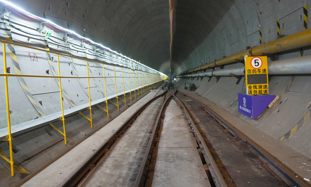 穗莞深城際機前段工程起于已開通的穗莞深城際深圳機場站，終至前海站綜合交通樞紐，線路全長約15.2公里，全線地下敷設，共設西鄉(xiāng)、寶安、前海3座車站，設計時速160公里。其中下穿海域段長度約3.1公里，采用開挖直徑達9.14米的泥水平衡盾構(gòu)機施工，是全線獨頭掘進距離最長、唯一下穿海域的隧道，是全線環(huán)境風險最高的工程。圖為成型后的隧道內(nèi)景。