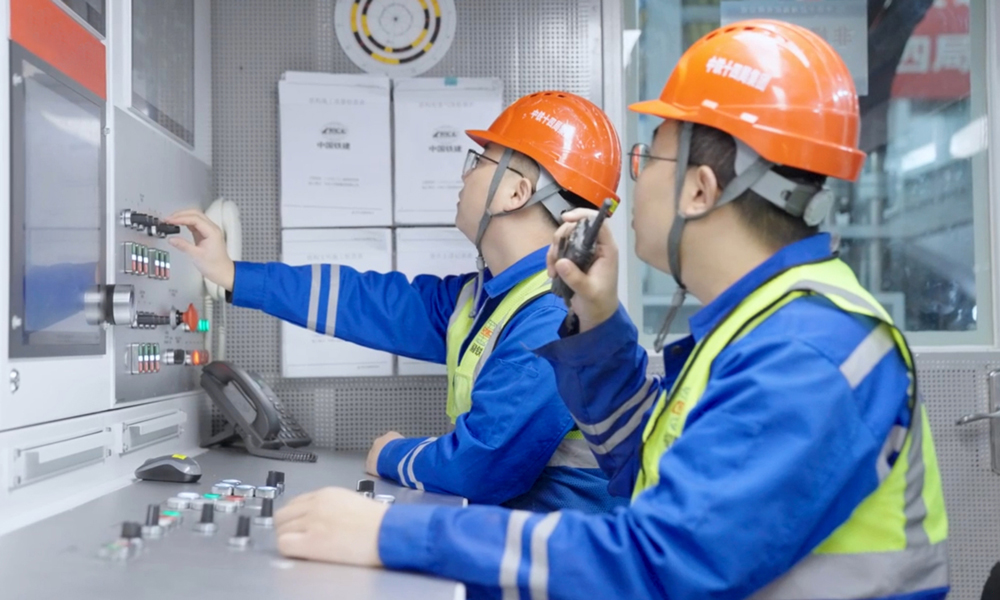 穗莞深城際機前段工程位于粵港澳大灣區(qū)廣深港城鎮(zhèn)發(fā)展帶與深圳市西部發(fā)展帶內(nèi)，是大灣區(qū)城際鐵路網(wǎng)廣深主軸的重要組成部分，建成通車后將進一步提升穗莞深城際鐵路功能，對完善粵港澳大灣區(qū)城際網(wǎng)絡，實現(xiàn)區(qū)域經(jīng)濟一體化發(fā)展具有重要意義。圖為技術(shù)人員在盾構(gòu)機駕駛室里操作盾構(gòu)機。