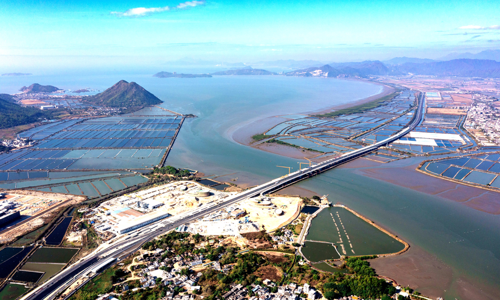 1月21日，中國中鐵旗下中鐵四局承建的深汕西高速改擴建項目長沙灣跨海特大橋左幅主跨合龍，標志著大橋主跨全部合龍。