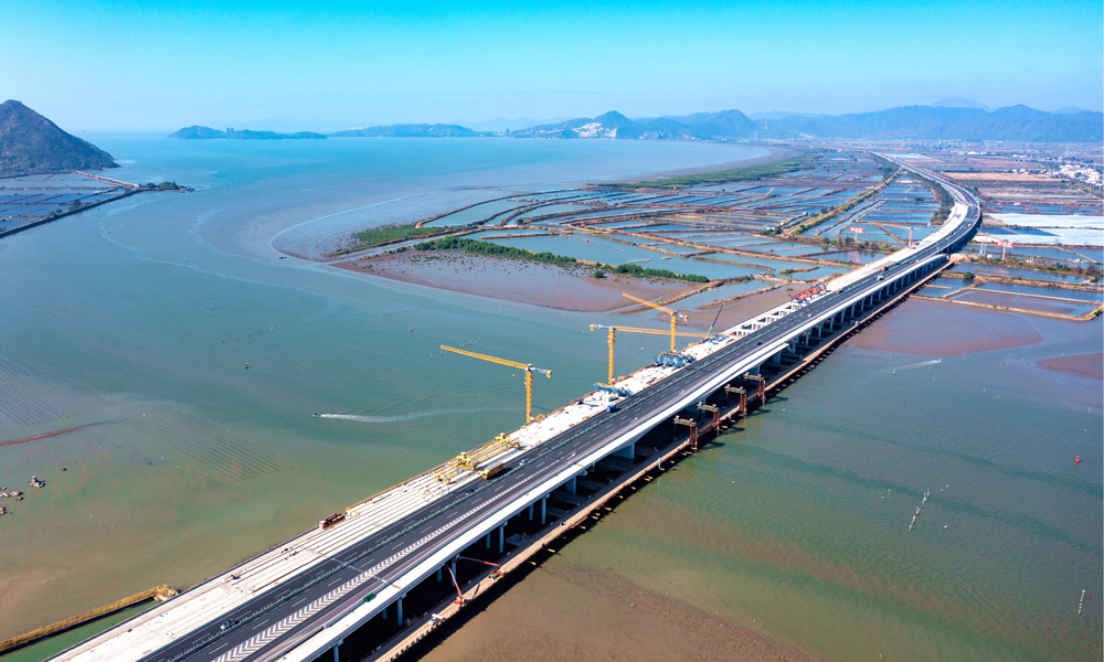 深汕西高速改擴建項目起于廣東省汕尾市陸豐市，止于深圳市龍崗區(qū)，全長約146公里，是廣東省目前里程最長的高速公路改擴建項目。長沙灣跨海特大橋全長2108米，采用“先新建右幅新橋，再拆除既有特大橋重建左幅”的施工方案，大橋右幅已于2023年3月22日建成通車。本次合龍的左幅主跨為(47.5+2*83+47.5)米預(yù)應(yīng)力混凝土連續(xù)剛構(gòu)布置形式，采用掛籃懸臂分段澆筑施工，共澆筑混凝土5651立方米。