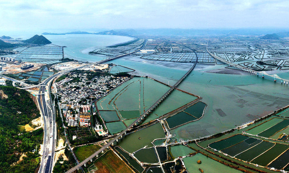 長沙灣跨海特大橋緊鄰出?？冢毕l繁，潮差流速大，水文條件復(fù)雜，且易受臺風、雷暴、高溫、強對流等惡劣天氣影響，施工難度大、安全風險高。建設(shè)過程中，項目團隊不斷優(yōu)化施工方案，采用正裝結(jié)構(gòu)分析預(yù)測進行連續(xù)梁線型控制仿真分析，采用自動化測溫系統(tǒng)等智能手段進行實時監(jiān)控量測，并在現(xiàn)場增設(shè)專職測量和技術(shù)管理人員，對梁段標高、環(huán)境溫度、混凝土配合比等進行跟蹤觀測和適時調(diào)整，最終實現(xiàn)了主跨精準合龍。