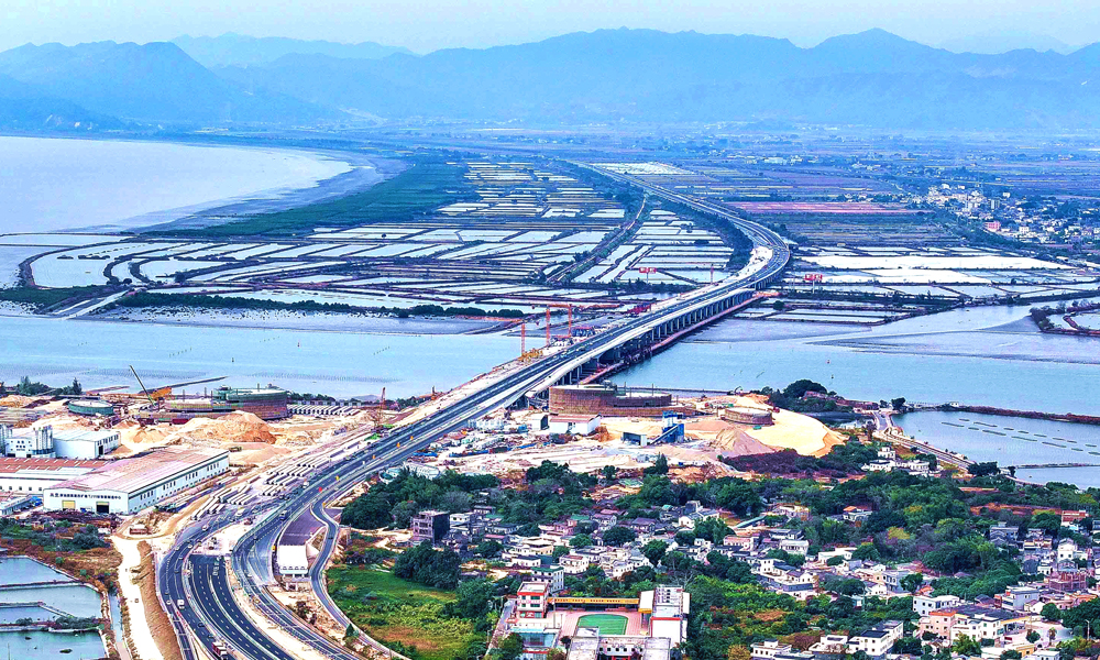 據(jù)悉，深汕西高速改擴建項目建成通車后，將有效提升國家公路大通道的通行能力和服務(wù)水平，推動深汕特別合作區(qū)及粵港澳大灣區(qū)的經(jīng)濟發(fā)展和產(chǎn)業(yè)升級，助力深圳建設(shè)中國特色社會主義先行示范區(qū)、構(gòu)建廣東省“一核一帶一區(qū)”區(qū)域發(fā)展新格局。