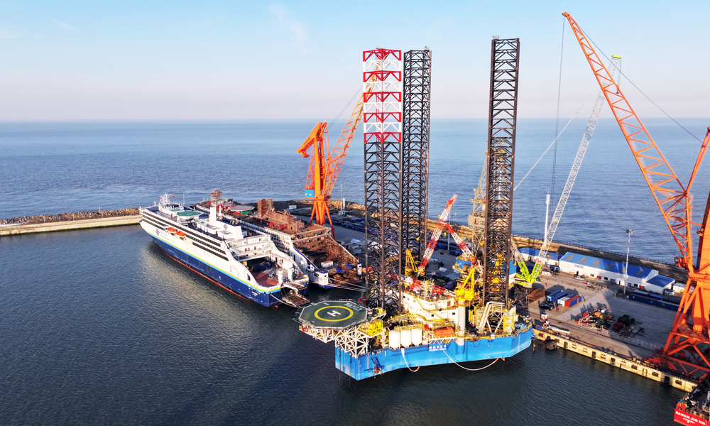 近日，中國(guó)石化勝利石油工程公司新勝利三號(hào)鉆井平臺(tái)正式竣工交付。該平臺(tái)最大作業(yè)水深106.7米，最大鉆井深度9000米。