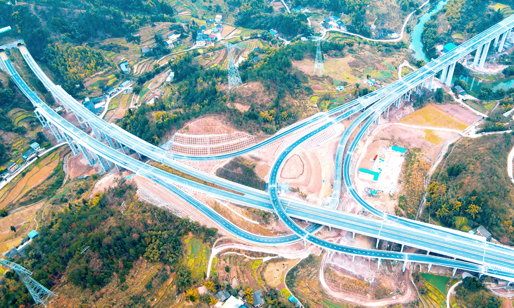 近日，中鐵六局參與投資建設的重慶南川西環線高速公路正式通車運營。該公路全長約11公里，中鐵六局承建了4.99公里路段工程。項目通車運營后，將進一步完善重慶市高速公路網，緩解現有包茂高速南川區路段的交通擁堵現狀，對于推動區域經濟社會快速發展、促進沿線城鎮化建設和旅游開發具有重要意義。