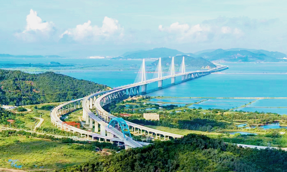 近日，中國(guó)中鐵旗下中鐵大橋局、中鐵工業(yè)承建的世界首座公鐵同層多塔斜拉橋、世界最寬公鐵兩用多塔斜拉橋、世界最大跨度公鐵同層斜拉橋——珠海西江公鐵大橋正式通車(chē)。